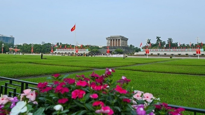 At 7am, the delegates departed from the NA Building to lay wreaths and pay tribute to President Ho Chi Minh.