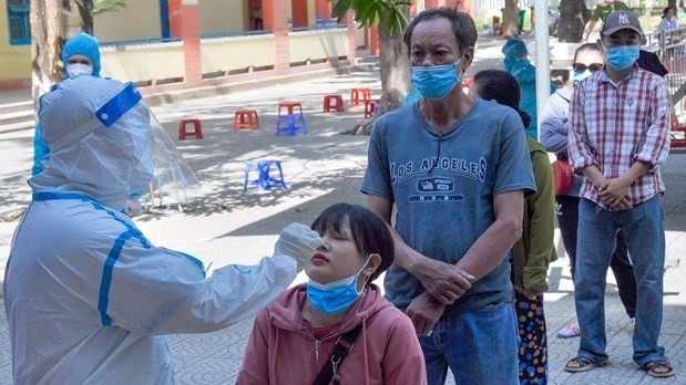  A health worker takes samples for residents in Da Nang City. (Photo: VNA)