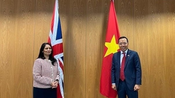 Ambassador Nguyen Hoang Long (right) and UK Home Secretary Priti Patel (Photo: VNA)