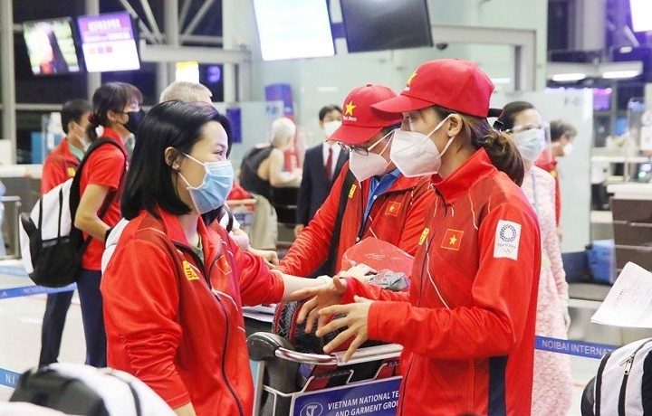 A 43-member Vietnamese Olympic contingent departs for the Tokyo 2002 Games on a flight of Japan Airlines.