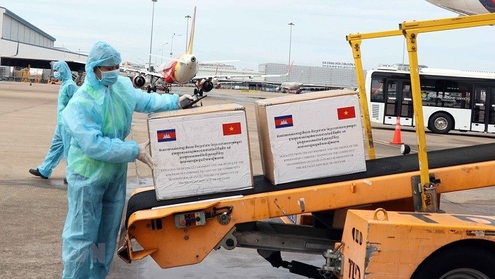 Vietnam receives Cambodia’s medical supplies for COVID-19 fight (Photo: VNA)