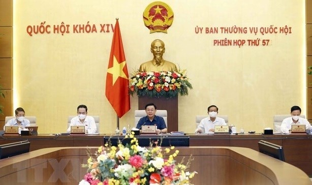 NA Chairman Vuong Dinh Hue (middle) chairs the 57th meeting of the NA Standing committee (Photo: VNA)