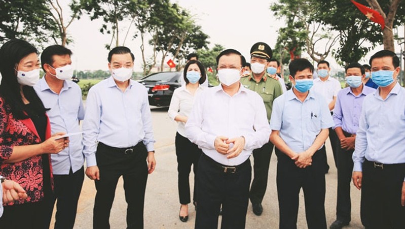 Hanoi Party Secretary Dinh Tien Dung inspects COVID-19 prevention measures in Dong Anh District.