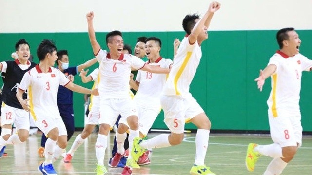 Vietnamese players celebrate with joy after beating Lebanon in the 2021 FIFA Futsal World Cup play-off in May 2021. (Photo: VFF)