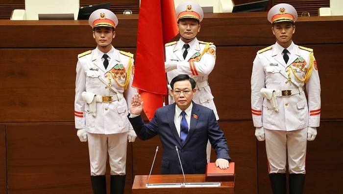 National Assembly Chairman Vuong Dinh Hue performs the swearing-in ceremony during the 15th National Assembly’s first session in Hanoi on the afternoon of July 20, 2021. (Photo: VNA)