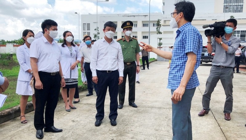 Deputy PM Vu Duc Dam gives suggestions to Di An city and Binh Duong province in the prevention and control of the COVID-19 pandemic. (Photo: tuoitrethudo.com.vn)