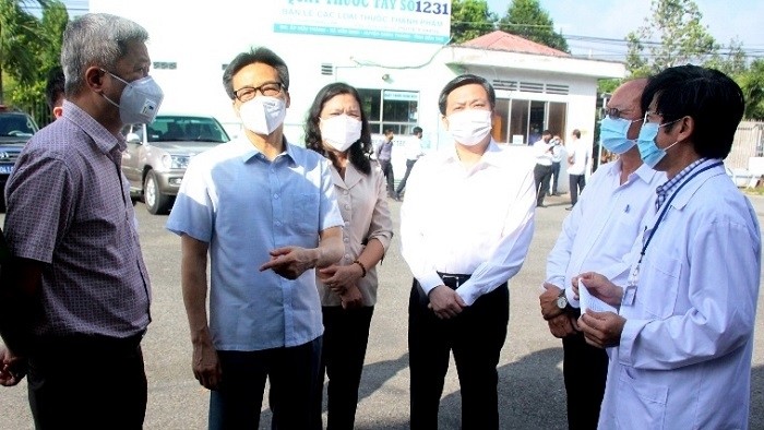 Deputy Prime Minister Vu Duc Dam (second from left) inspects the prevention and control of COVID-19 at the Ben Tre Provincial Hospital for Tuberculosis and Lung Disease, Ben Tre province, July 21, 2021. (Photo: NDO/Hoang Trung)