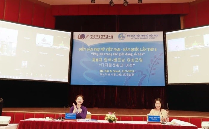 The forum aimed to share and learn about opportunities and challenges, experiences, and possibilities for domestic and foreign cooperation to support women's international integration. (Photo: phunuvietnam.vn)