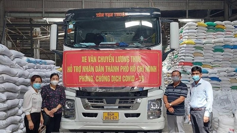 The Vietnam Fatherland Front Committee of Tra Vinh province sends rice to Ho Chi Minh City to help fight against the COVID-19 pandemic. (Photo: VNA)