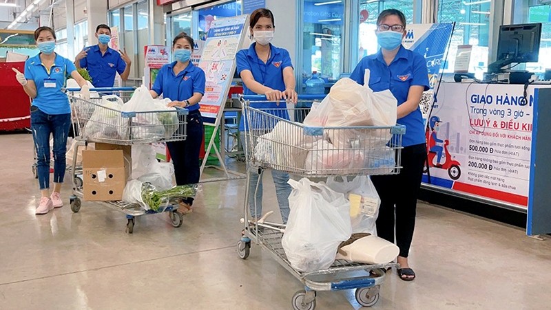 Youth Union members in Vung Tau City deliver goods to local people. (Photo: Le Anh Tuan)