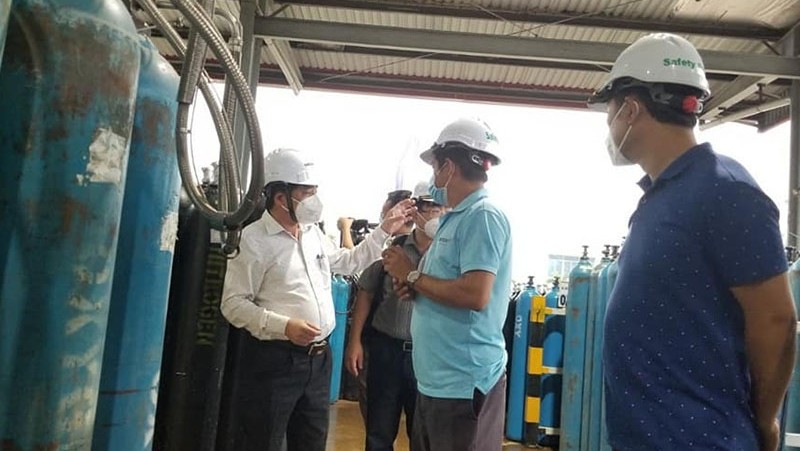 A delegation from the Ministry of Health visits a medical oxygen facility in Binh Duong Province.