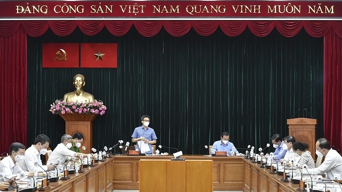 Deputy Prime Minister Vu Duc Dam (standing), Head of the National Steering Committee for COVID-19 Prevention and Control, speaks at a meeting with Ho Chi Minh City authorities on anti-COVID-19 work, Ho Chi Minh City, July 20, 2021. (Photo: VGP)
