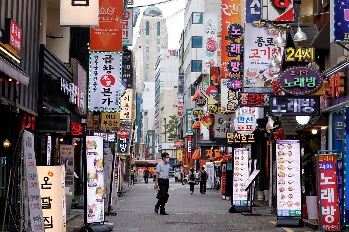 A man walks on a nearly empty street amid tightened social distancing rules due to the coronavirus disease (COVID-19) pandemic in Seoul, Republic of Korea, July 12, 2021. (File Photo: Reuters)