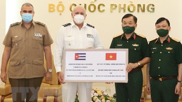 Vietnamese Deputy Defence Minister Hoang Xuan Chien presents medical supplies to Cuban military officials. (Photo: VNA)