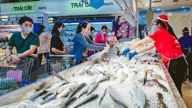 Abundant essential goods at Co.opmart Can Tho supermarket. (Photo: THANH LIEM)