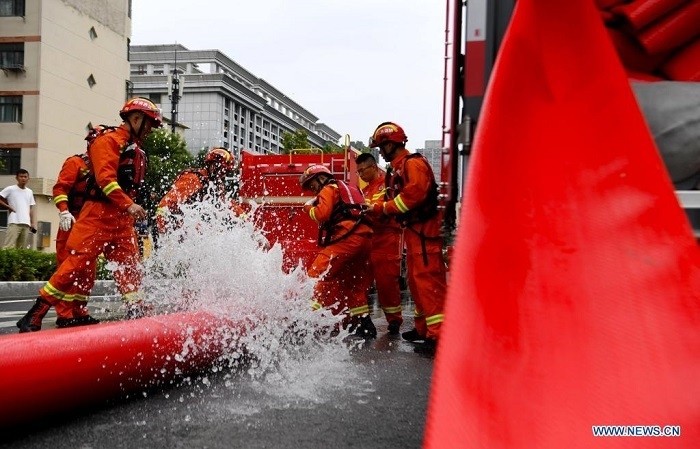 Firefighters pump rainwater out of a road in Zhengzhou, capital of central China's Henan Province, July 21, 2021. Extremely heavy rainfall hit Henan on Tuesday, with precipitation in Zhengzhou, exceeding the highest level on local weather records. Torrential rain has affected about 3 million people in Henan, with 33 reported dead and eight still missing as of 4 a.m. Thursday, local authorities said. (Photo: Xinhua)