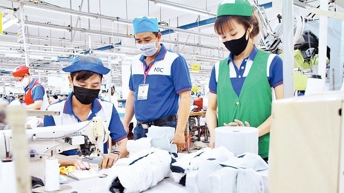 Workers from Nha Be Garment Joint Stock Company in Ho Chi Minh City live and work right at the factory to prevent the epidemic while maintaining production. (Photo: Hoai Thuong)