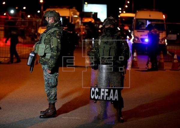 Soldiers arrive to guard the Latacunga prison after a riot has occurred in Latacunga, Ecuador, 22 July 2021. (Source: EPA-EFE)