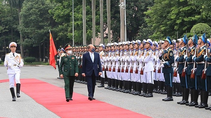 Vietnam’s Defence Minister General Phan Van Giang (L) and UK Secretary of State for Defence Robert Ben Lobban Wallace inspect the guard of honour at the welcome ceremony in Hanoi on July 22 (Photo: VNA)