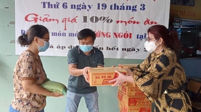 Representatives from Thien Phuc Real Estate Joint Stock Company present gifts to poor people in District 12, Ho Chi Minh City.