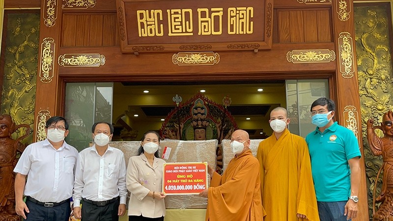 Vietnam Buddhist Sangha presents six ventilators to Ho Chi Minh City