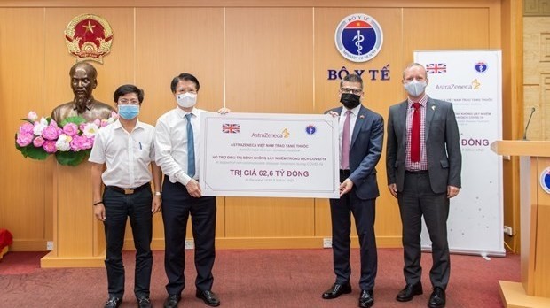 Deputy Minister Truong Quoc Cuong receives 150,000 boxes of medicines for non-communicable diseases from AstraZeneca Vietnam Co. (Photo: Ministry of Health)