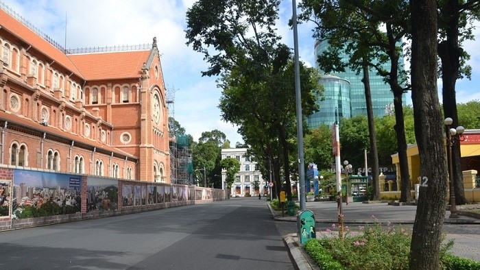 A deserted street in Ho Chi Minh City as the southern hub imposes stricter social distancing measures to curb the spread of COVID-19. (Photo: NDO/Manh Hao)