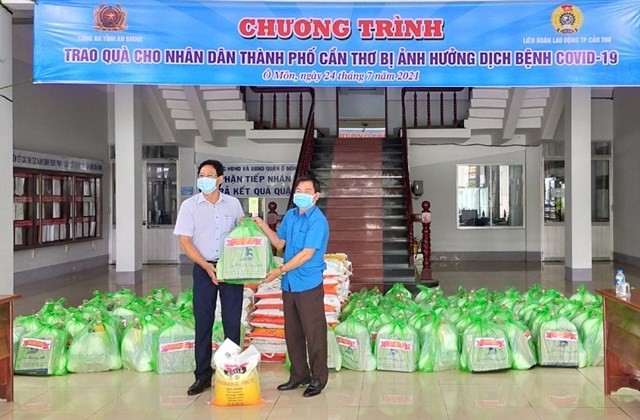 A joint delegation from the the Can Tho City Federation of Labour and the An Giang Provincial Police hands over the gifts to Can Tho's O Mon District. (Photo: daidoanket.vn)