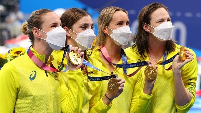 Tokyo 2020 Olympics - Swimming - Women's 4 x 100m Freestyle Relay - Medal Ceremony - Tokyo Aquatics Centre - Tokyo, Japan - July 25, 2021. Emma McKeon of Australia, Meg Harris of Australia, Cate Campbell of Australia and Bronte Campbell of Australia pose with their gold medal. (Photo: Reuters)