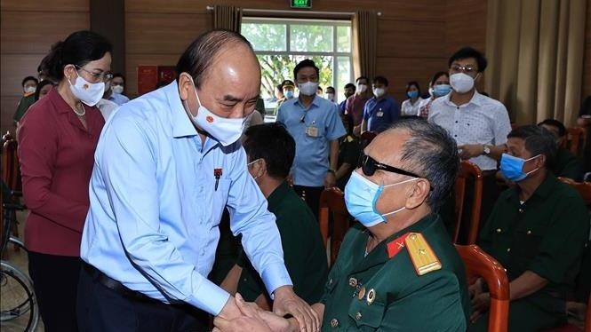 President presents gifts to invalids in Ha Nam (Photo: VNA)