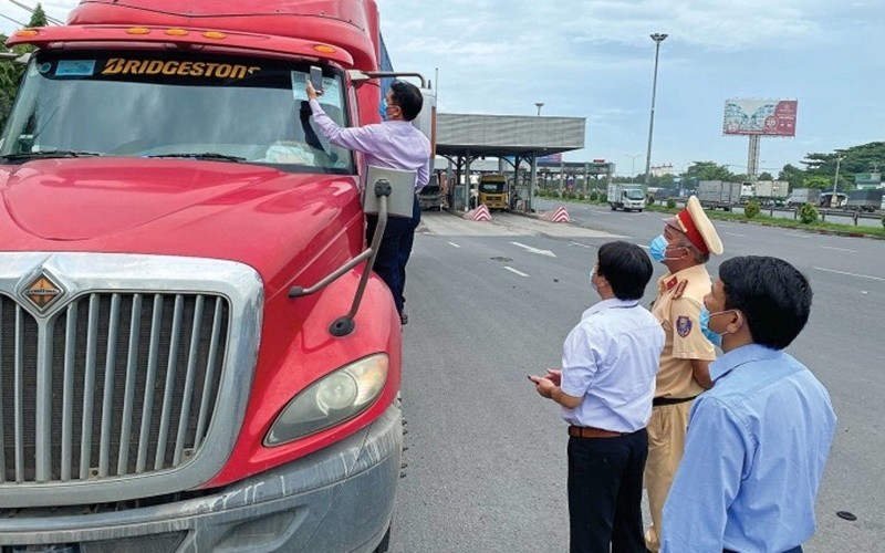Minister Nguyen Van The asked the transport sector to ensure the smooth transportation and circulation of goods to pandemic-affected provinces. (Illustrative image)