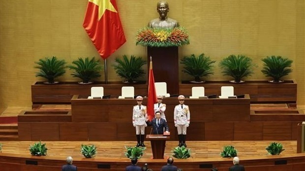 NA Chairman Vuong Dinh Hue takes oaths to assume the post as Chairman of the 15th National Assembly of Vietnam (Photo: VNA)