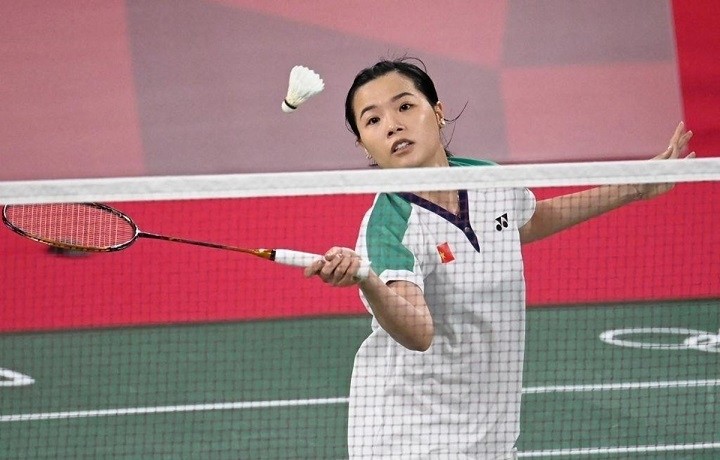 Vietnamese badminton player Nguyen Thuy Linh in action during her opening match against France’s Qi Xuefei at Tokyo 2020 Olympics on July 24. (Photo: Getty)