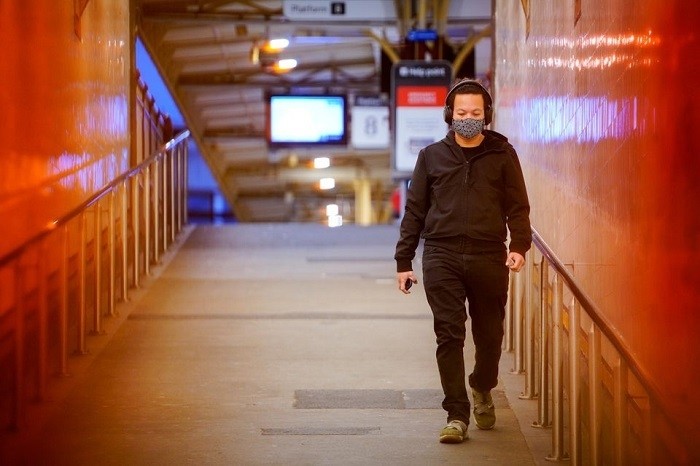 A lone passenger wearing a protective face mask walks from a deserted train platform at Flinders Street during morning commute hours on the first day of a lockdown as the state of Victoria looks to curb the spread of a coronavirus disease (COVID-19) outbreak in Melbourne, Australia, July 16, 2021. (File Photo: Reuters)