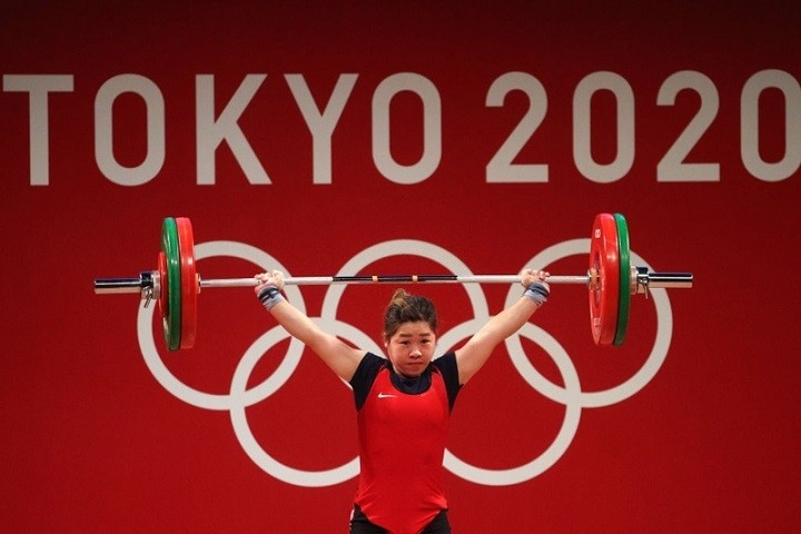 Vietnamese weightlifter Hoang Thi Duyen competes in the women's 59kg category on Tuesday. (Photo: Getty Images)