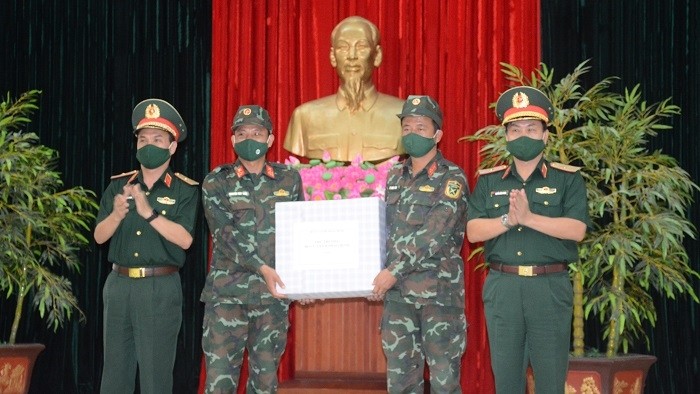 Commander of the Artillery Arms Maj. Gen. Nguyen Hong Phong (right) presents gifts to the Vietnamese artillery team at the send-off ceremony. (Photo: qdnd.vn)