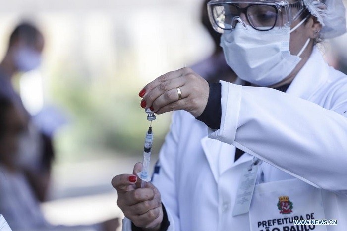 A health worker prepares a dose of COVID-19 vaccine at Paulista Avenue in Sao Paulo, Brazil on July 25, 2021. Brazil has registered 476 more COVID-19 deaths in the past 24 hours, raising its national death toll to 549,924, the health ministry said on Sunday. Meanwhile, the total caseload rose to 19,688,663 after 18,129 new cases were detected, the ministry said. (Photo: Xinhua)