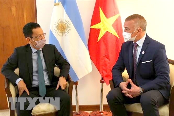 Vietnamese Ambassador of to Argentina Duong Quoc Thanh (L) and Misiones Vice Governor Carlos Omar Arce. (Photo: VNA)