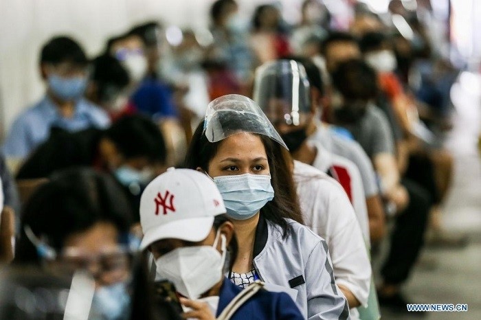 People wearing protective masks wait to receive the Sinovac COVID-19 vaccine at a school turned into a vaccination site in San Juan City, the Philippines on July 27, 2021. The Philippines' Department of Health (DOH) reported on Tuesday 7,186 new COVID-19 infections, the highest since June 13, bringing the total number of confirmed cases in the Southeast Asian country to 1,562,420. (Photo: Xinhua)