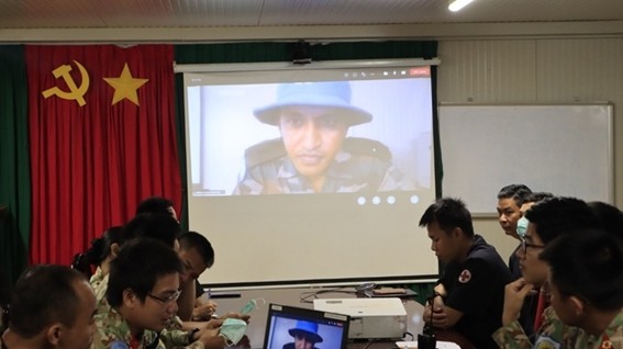 Medical personnel of the two field hospitals shared knowledge and experience in COVID-19 prevention and control, and treatment for several common diseases. (Source: qdnd.vn)