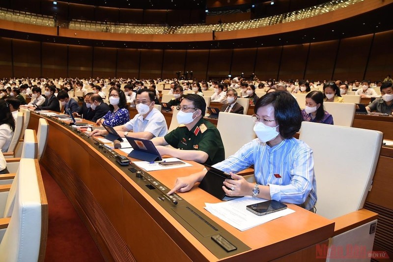NA deputies vote at the plenary session on the morning of July 28. (Photo: QUANG HOANG)