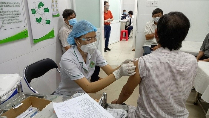 Vaccination against COVID-19 for people over 65 years old and those with underlying diseases at Le Van Thinh Hospital, Ho Chi Minh City. (Photo: H.V.Đ)