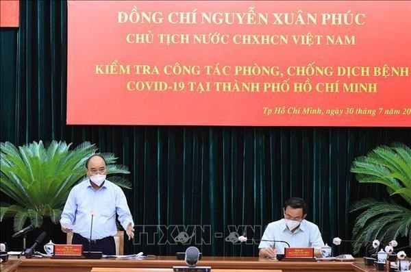 State President Nguyen Xuan Phuc (standing) addresses the working session (Photo: VNA)