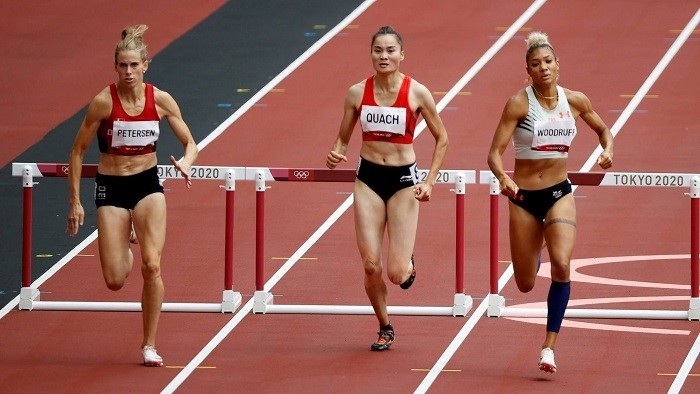 Runner Quach Thi Lan (middle) in action during the women’s 400m hurdles heat at Tokyo 2020 on July 31, 2021. (Photo: Reuters)