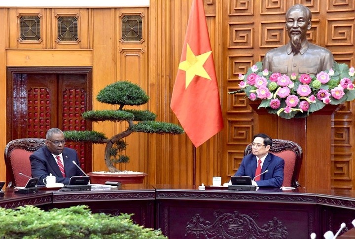 Prime Minister Pham Minh Chinh (R) receives visiting US Secretary of Defence Lloyd Austin in Hanoi on July 29. (Photo: NDO)