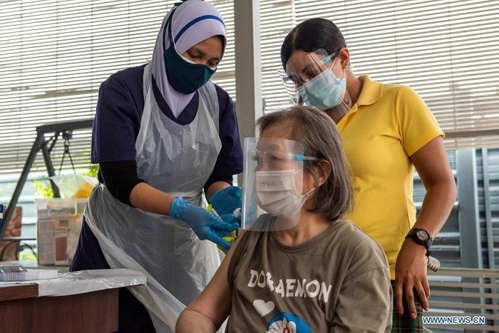 A medical worker injects a dose of COVID-19 vaccine to a citizen in Kuala Lumpur, Malaysia, July 29, 2021. Malaysia reported 17,170 new COVID-19 infections, the health ministry said on Thursday, bringing the national total to 1,078,646. (Photo: Xinhua)