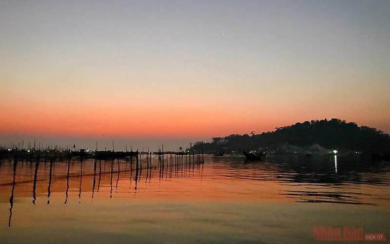 The last moment of the day in Cau Hai Lagoon.