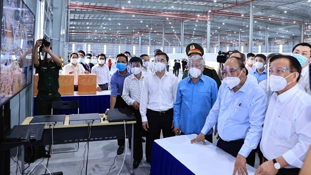 President Nguyen Xuan Phuc suggested Binh Duong mobilise retired doctors and private hospitals in the pandemic fight, apart from temporary hospitals. (Photo: VNA)