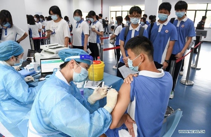 A medical worker administers a dose of COVID-19 vaccine for a student at a high school in Shenzhen, south China's Guangdong Province, July 29, 2021. The city started COVID-19 vaccination for minors aged between 12 and 17 on Thursday. (Photo: Xinhua)