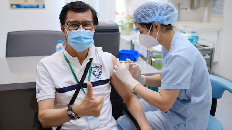 A French citizen receiving vaccination against COVID-19 at FV Hospital in Ho Chi Minh City on July 29, 2021. (Photo: NDO/Manh Hao)